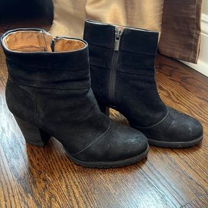 Clarks suede lug sole block heel boots size 6